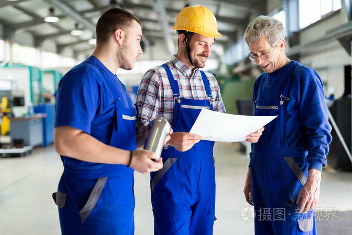 讨论在金属行业工厂的工程师组成的团队