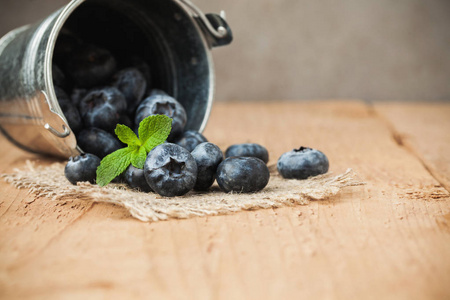 蓝莓在木桌背景。成熟和多汁新鲜采摘蓝莓特写。浆果特写与复制空间