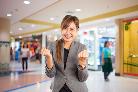 在购物中心里的女商人图片