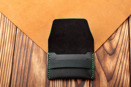 深色 greenleather 钱包。真正的皮革工艺对象使用的钱包。手工制作的钱包
