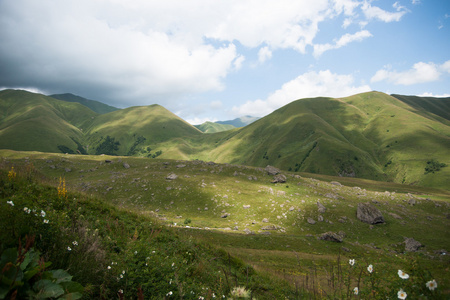 在山中徒步旅行