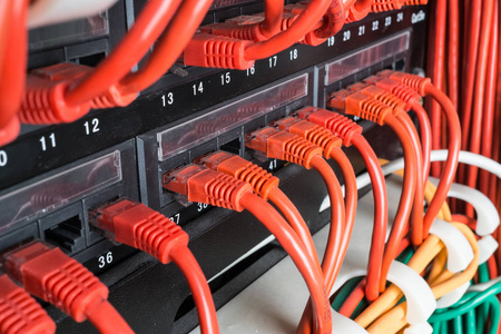 服务器机架与红色电缆