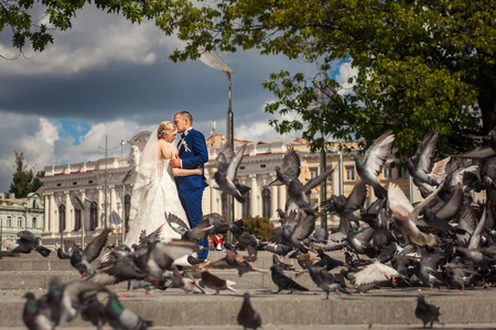 新郎和新娘与鸽子