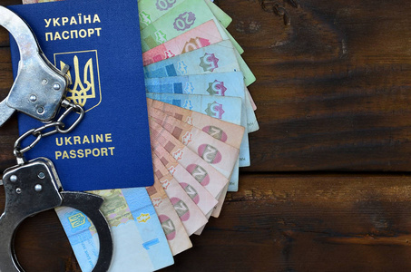 一张乌克兰外国护照的照片,一定数量的乌克兰货币和警察。逮捕乌克兰非法移民试图贿赂的概念
