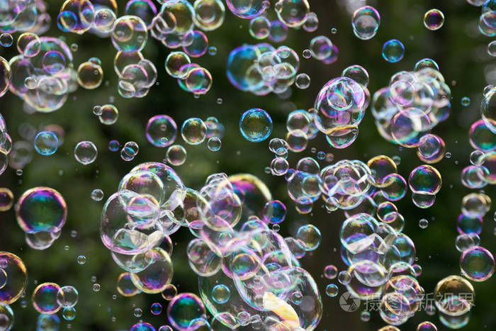 运动多彩的肥皂泡沫漂浮在空气中