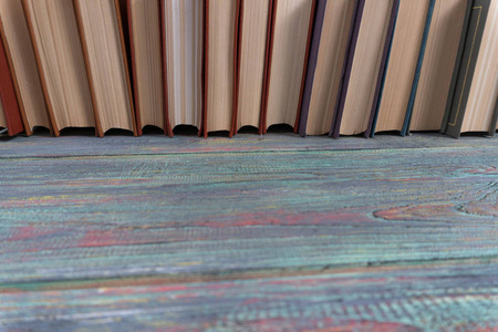 一堆彩色木质背景书