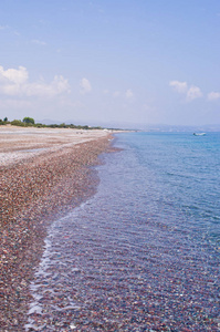 在希腊罗德岛上覆盖的圆石滩