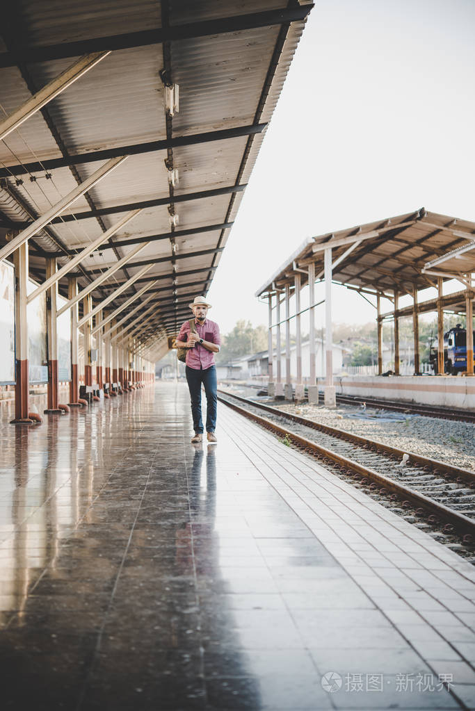 在站台等候火车的人.旅游理念