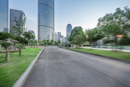 沥青路面的摩天大楼的现代化城市