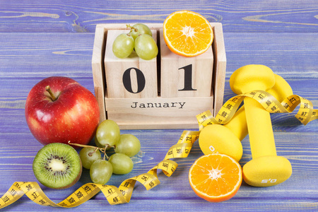 多维数据集日历 水果 哑铃和卷尺，新的一年各项决议