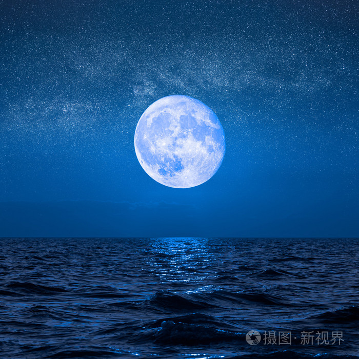 满月在空海洋上升