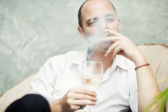 男子喝酒和吸烟照片-正版商用图片0gab02-摄图新视界
