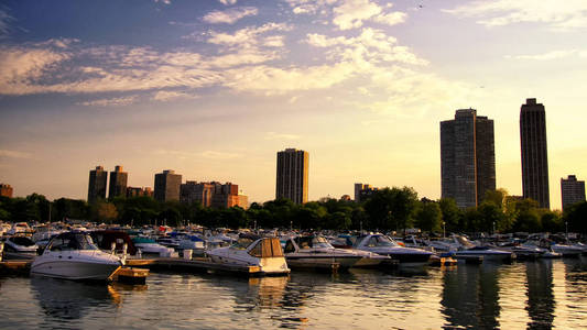 日落时在芝加哥游艇港停泊的船只