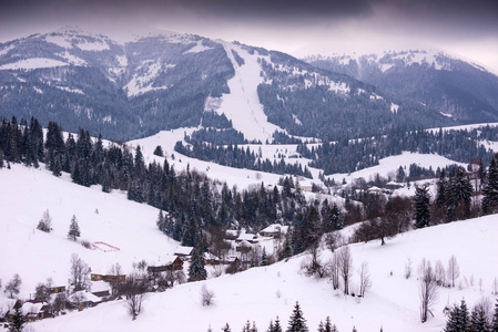 冬天山村庄风景与雪和房子