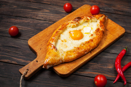 Hachapuri 在阿扎尔。美丽的开放馅饼 khachapuri 蛋