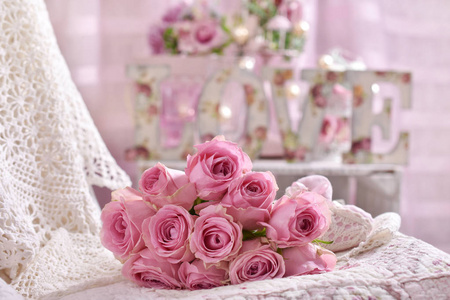躺在床上的浪漫粉红玫瑰花束图片