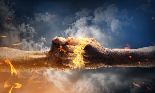 拳头火拳头打在戏剧性的天空照片