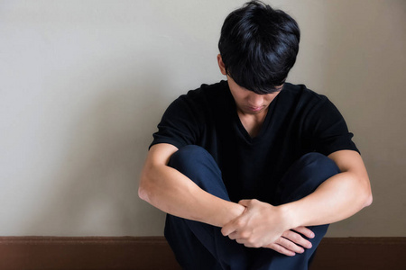抑郁和压力男人坐着哭泣照片