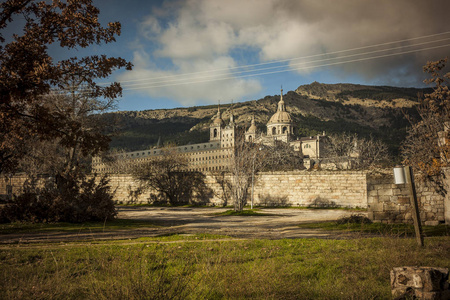 在马德里，西班牙的圣洛伦索德埃斯科里亚尔修道院。秋天
