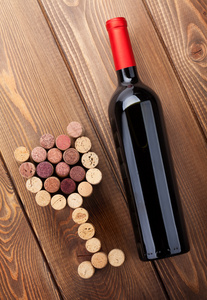 红酒瓶和玻璃状软木塞照片