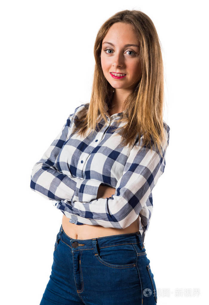 金发女孩,她的双臂交叉