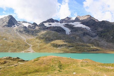 白色湖和冰川在 Bernina 通行证