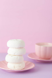 柔和的紫罗兰和粉红色垂直横幅与拷贝空间白色西风在盘和杯子咖啡与牛奶