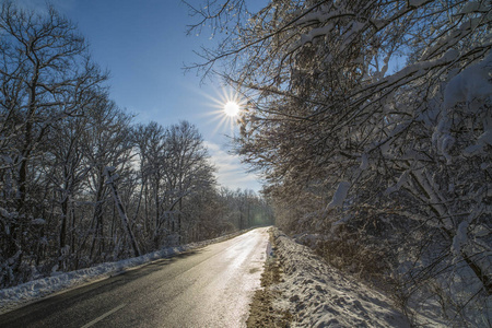 冬季景观与道路在罗马尼亚