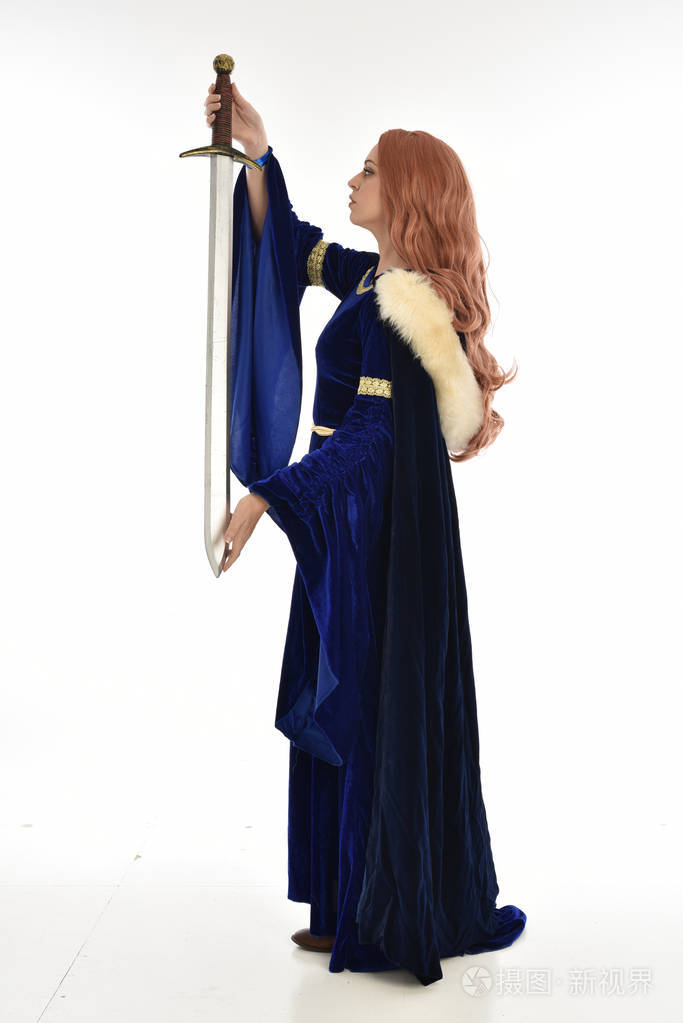 长头发的妇女全长肖像, 身穿蓝色天鹅绒中世纪礼服和毛皮斗篷.