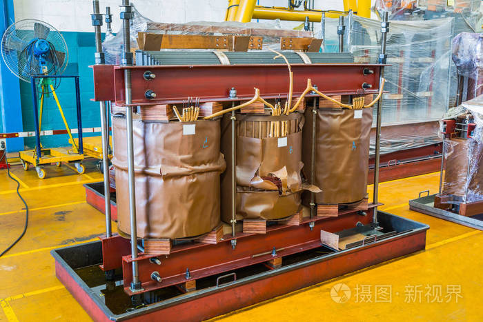 破坏三个阶段油浸式变压器显示核心和损坏线圈