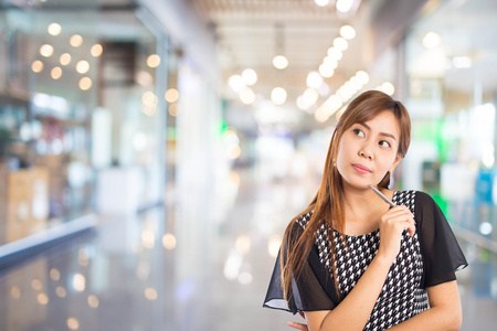 在购物中心里的女商人