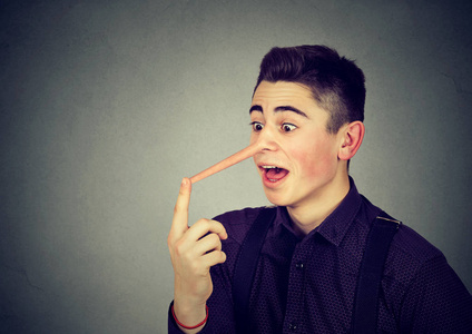 长鼻子的男人.骗子的概念照片