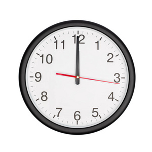 午夜时间表经典的黑色24小时挂钟显示午夜照片