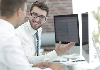 经验丰富的员工讨论工作文件照片