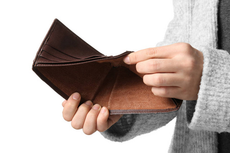 显示的钱可怜的女人显示她的空钱包, 孤立的白色照片