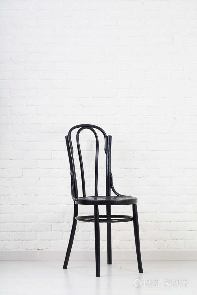 坐在椅子上白墙背景