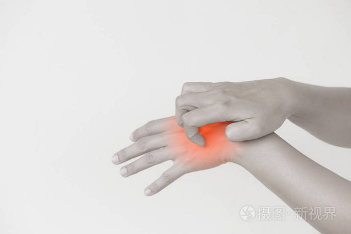 在家中手抓痒的女人手