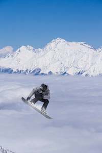 在山上飞滑雪板