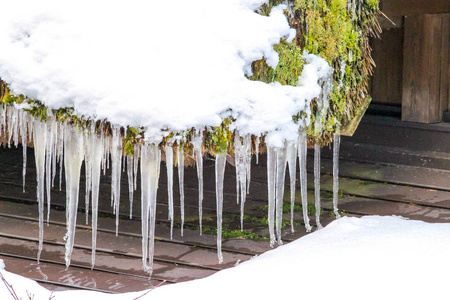 白川屋顶上挂着的雪和雪冰柱