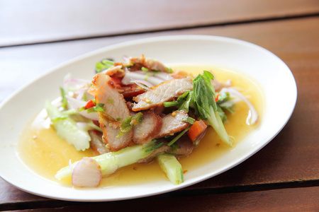 当地的泰国菜香辣沙拉烤猪肉图片