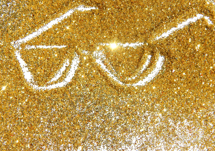 在白色背景上闪闪发光的金色闪光太阳镜