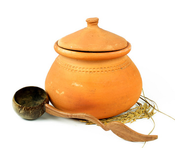 水的陶罐和椰子壳钢包泰国陶器为园林装饰