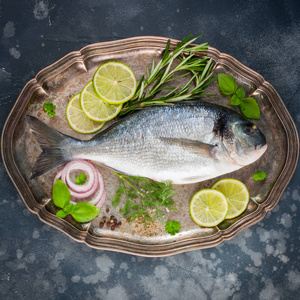 新鲜的鱼与新鲜的草药, 香料, 石灰在金属老式托盘, 顶部视图, 正方形