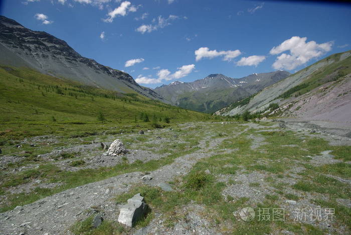 高地, 山峰, 峡谷和山谷.山坡上的石头