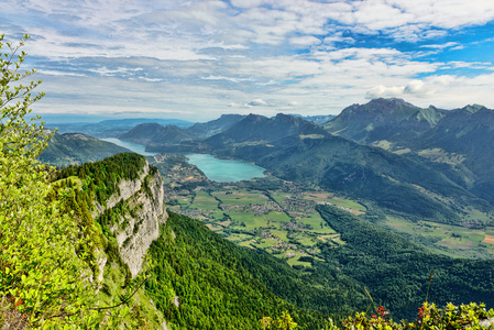 在法国阿尔卑斯山的湖山景观