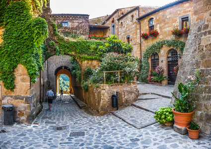 在奇维塔 di Bagnoregio，拉齐奥，意大利田园诗般的小巷