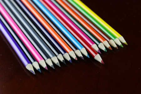 彩色的铅笔在桌子上
