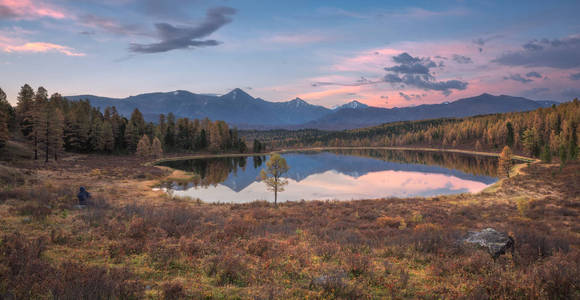 镜子表面湖早日落广角与山脉的秋天风景背景