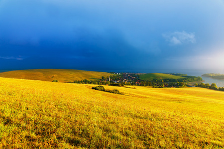 美丽的风景 绿色和黄色的草甸和湖与村庄。斯洛伐克中, 欧