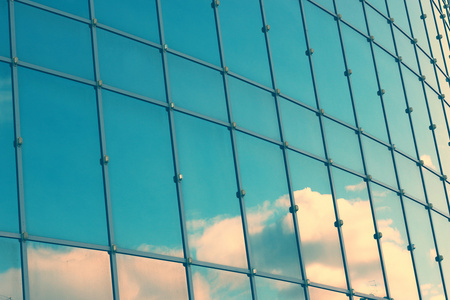 天空中窗玻璃的倒影图片